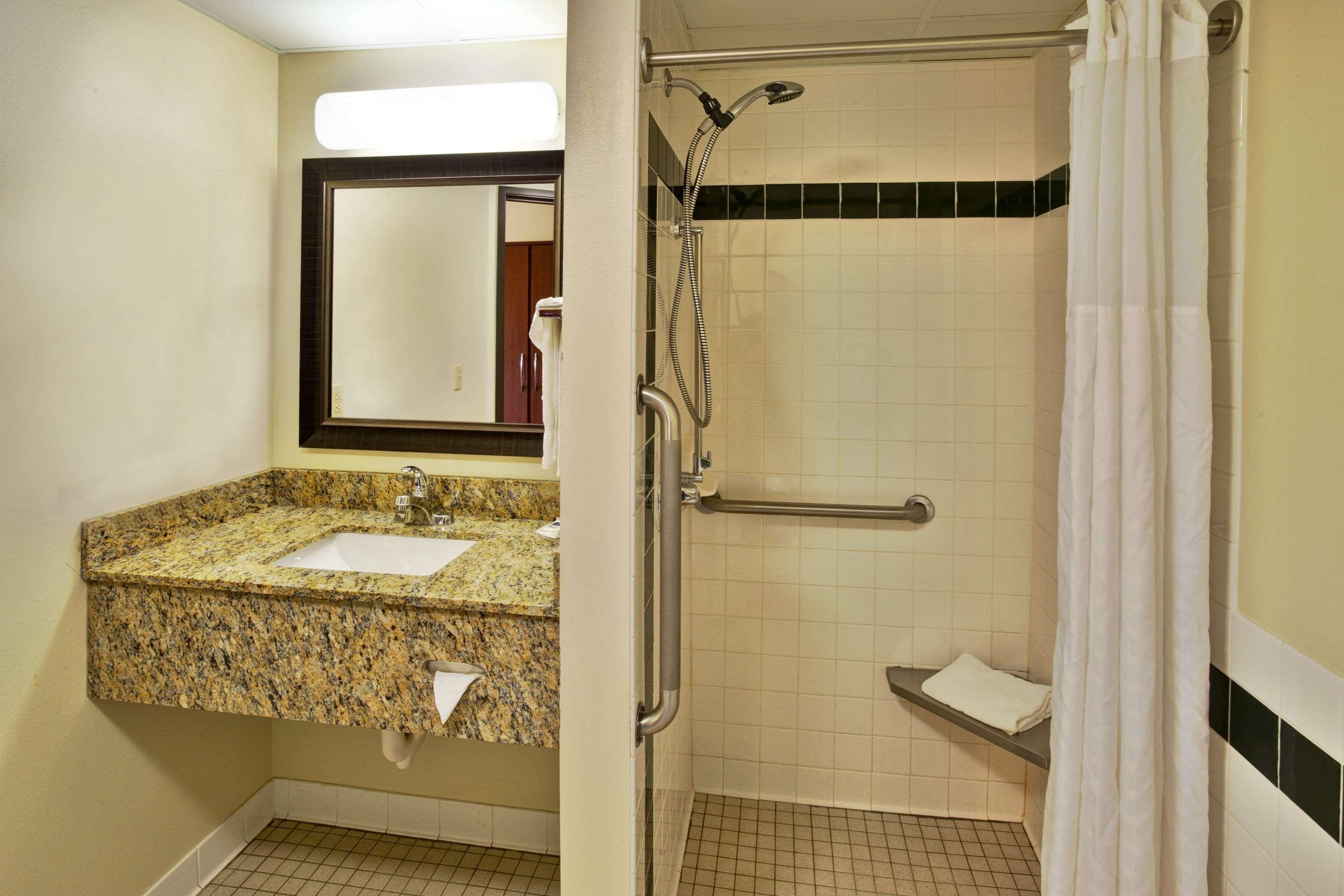 Americinn By Wyndham Baudette Bagian luar foto
